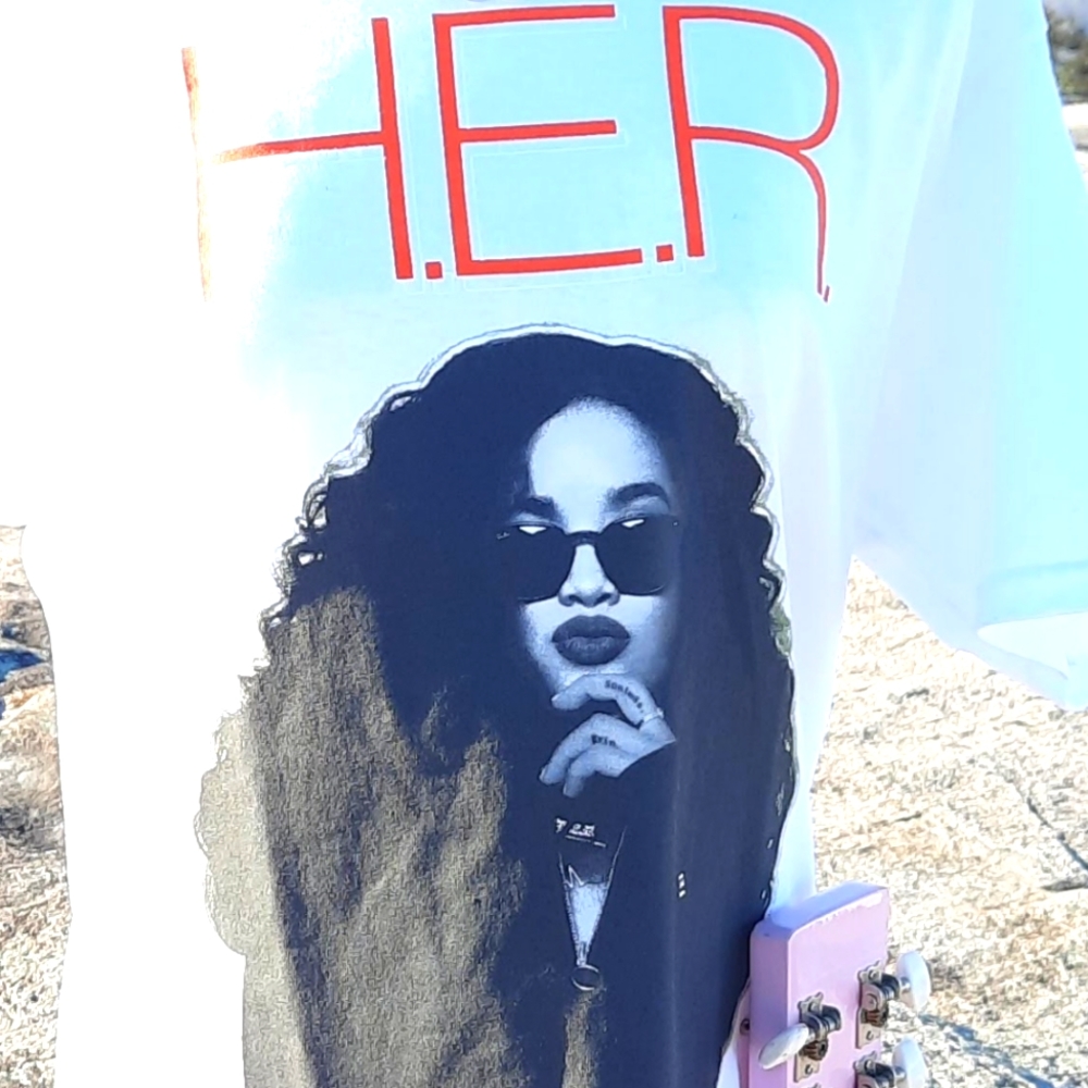 NEW!H.E.R.- 🎸Oscar and Grammy award winning artist 🩷 shades & bandanna